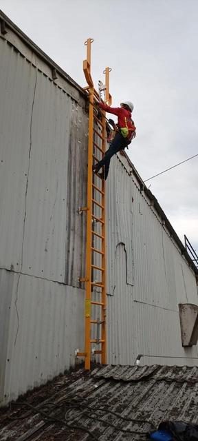 Detalle de línea de vida y anclaje de seguridad industrial