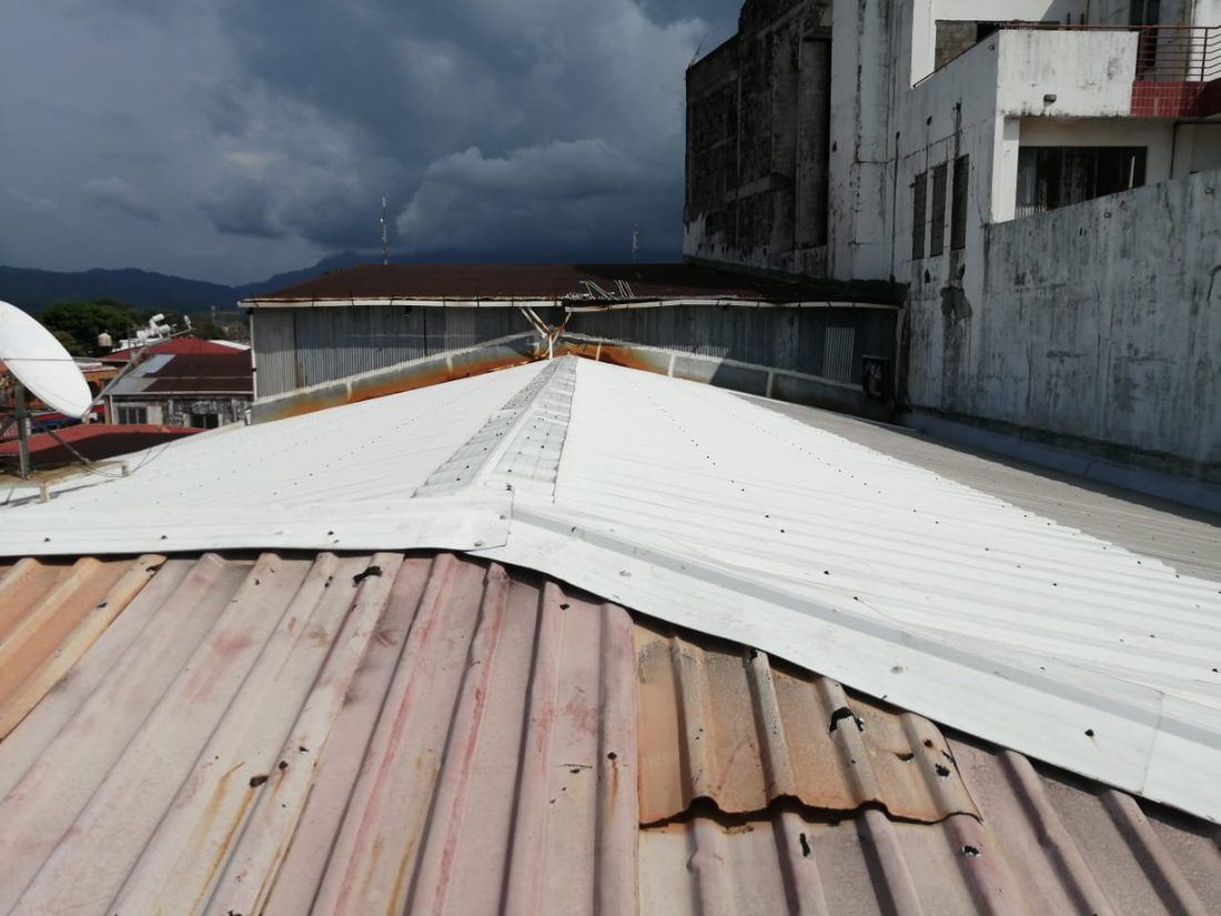 Cubierta del centro comercial de La Ceiba antes del cambio de techos