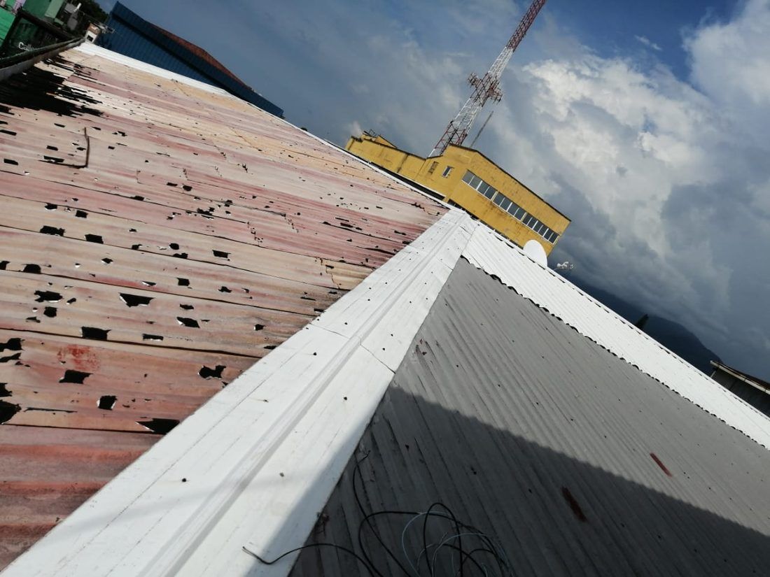 Estructura de techos del centro comercial en La Ceiba antes de la intervención