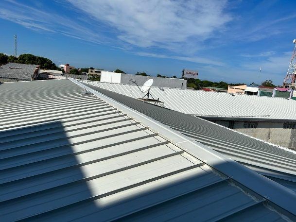 Cubierta metálica terminada en el centro comercial de La Ceiba