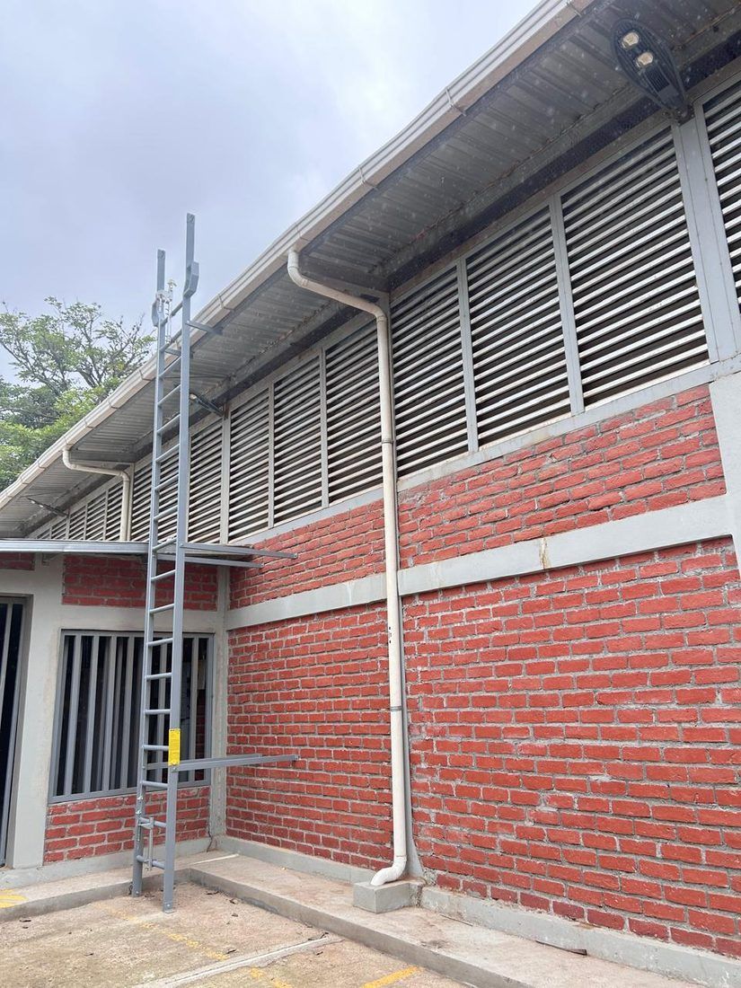 Escalera semicertificada fabricada e instalada por Servicon